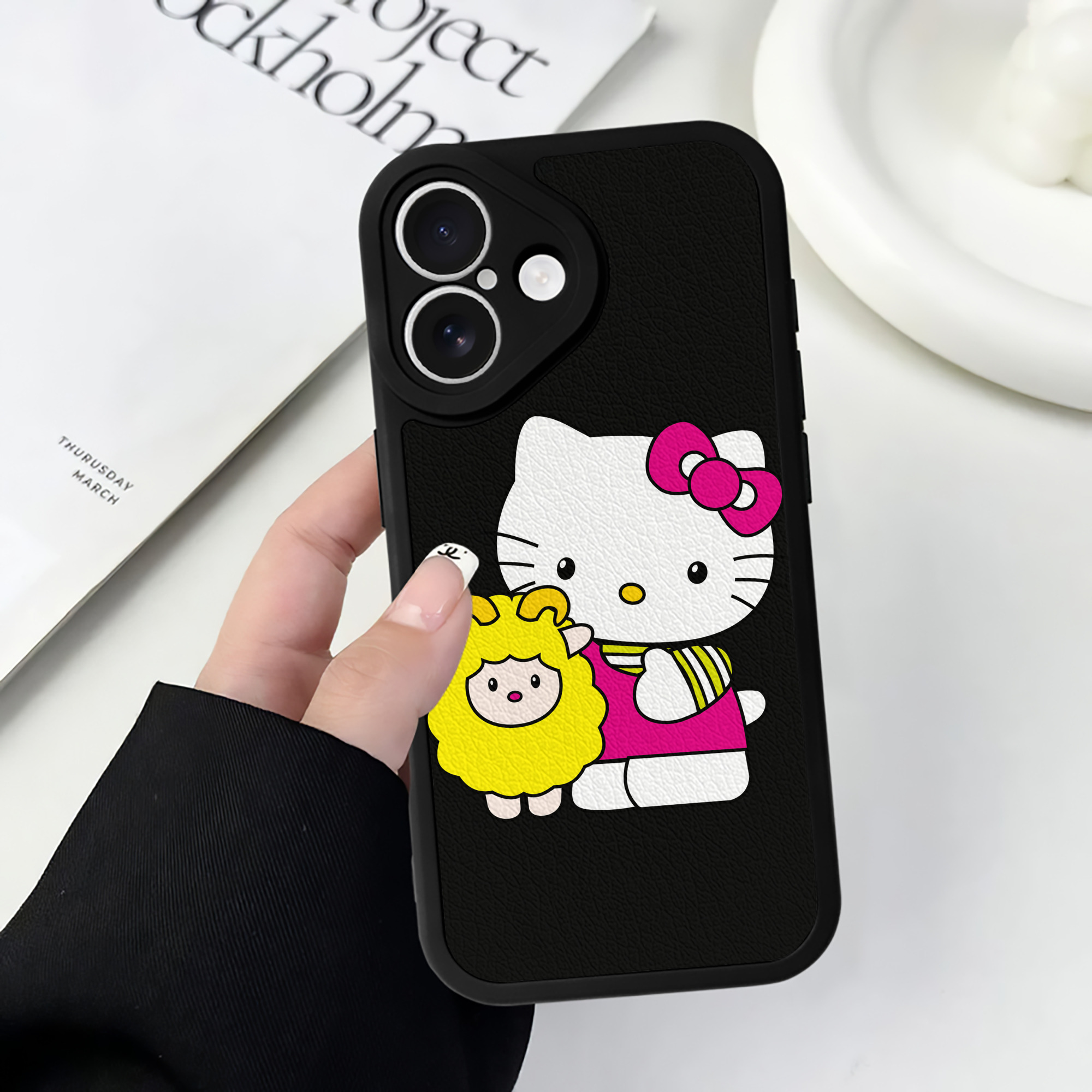 （画像用） Hello Kitty ハローキティ 【iPhone 16シリーズ対応】シリコンスマホケース（レザー調） 材質：シリコン